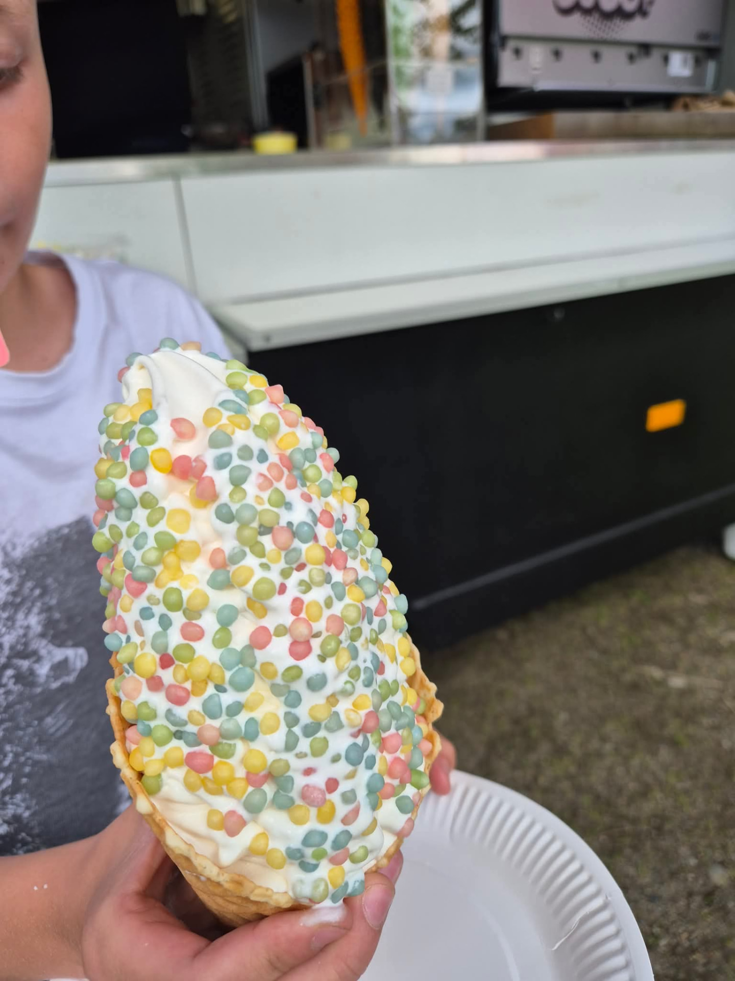 Nabovogna – softis i vaffelkjeks dekket av fargerike kuler