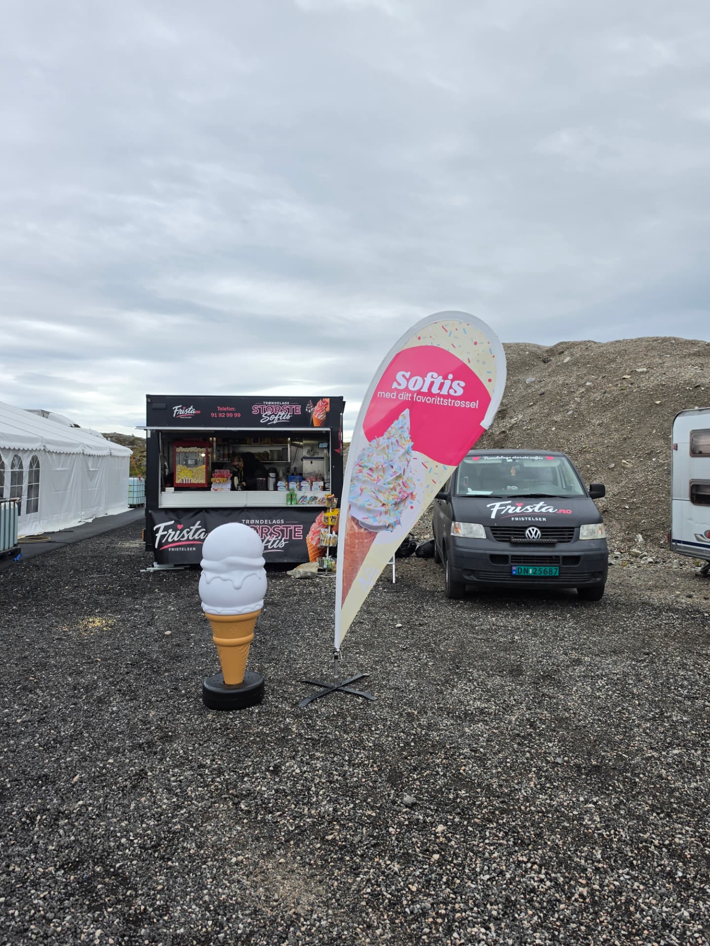 Frista Softis-vogna med softis-flagg og Frista-bilen på et arrangement
