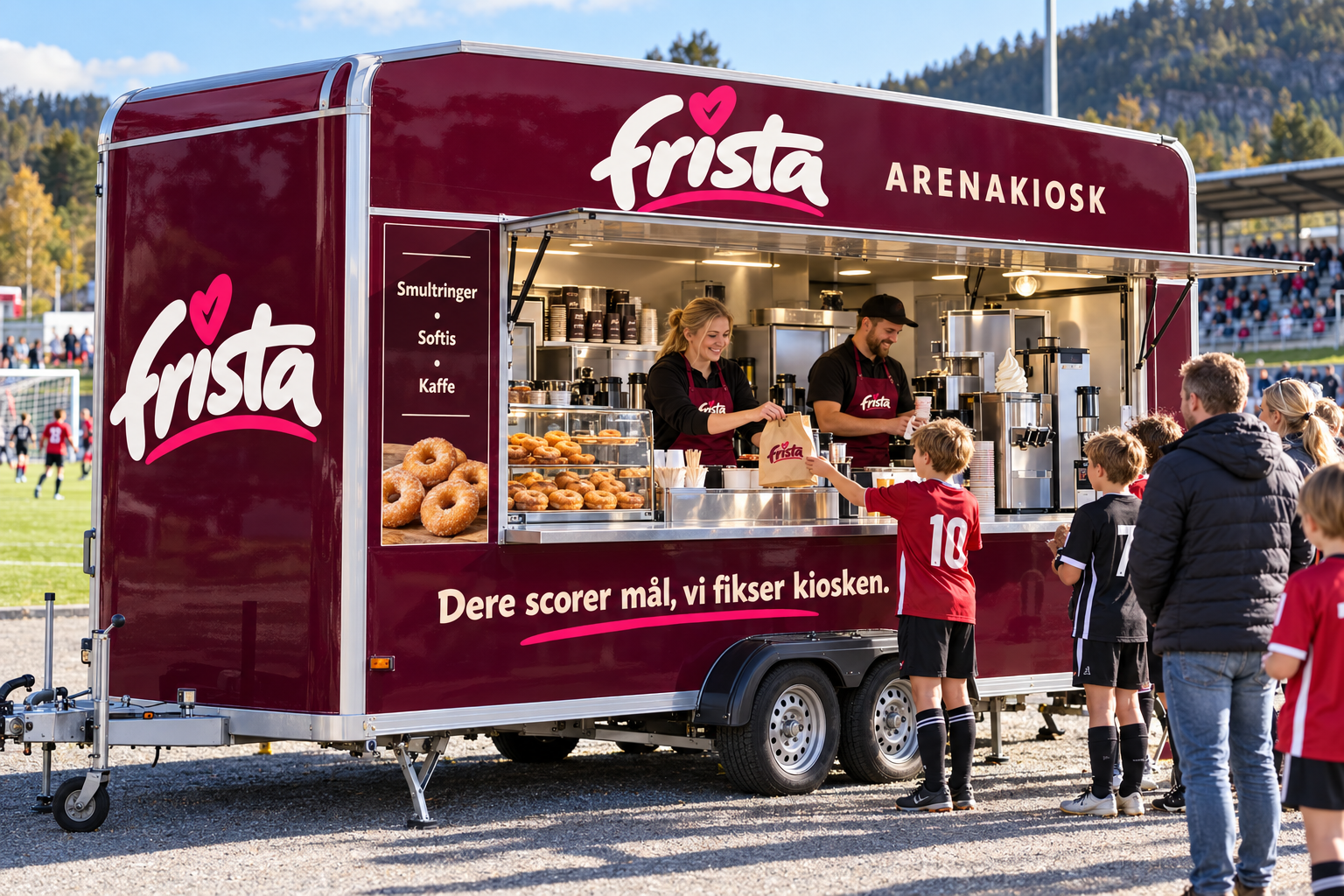 Frista Arenakiosk-vogn ved fotballbanen på kampdag, med barn og foreldre i kø